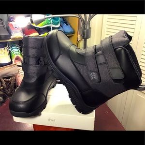 All in Motion Kids Winter Snow BOOTS. like New. Get ready for the winter.